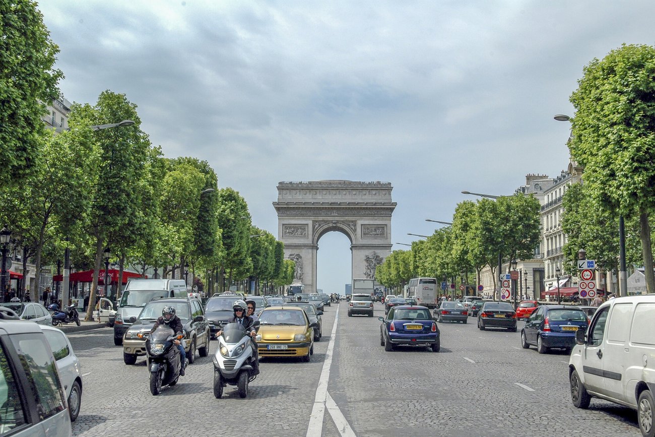 Paryż chce przeciwdziałać kryzysowi klimatycznemu, dlatego ogranicza prędkość w mieście do 30 km/h.