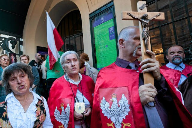Protest przeciwników sztuki "Golgota Picnic" pod Teatrem Starym w Krakowie