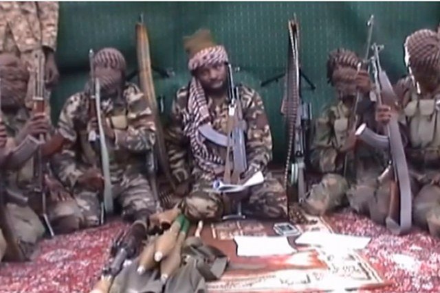 Kadr z nagrania opublikowanego przez Boko Haram. Mężczyzna z odsłoniętą twarzą to najprawdopodobniej Abubakar Shekau, lider Boko Haram