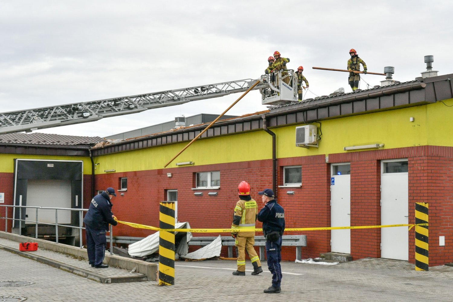 W Krakowie wiatr zerwał dach Biedronki.