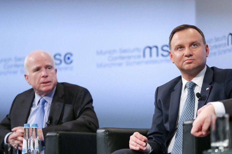 Duda chwali się spotkaniem z senatorem McCainem, Siemoniak chce sprowadzić go na ziemię.