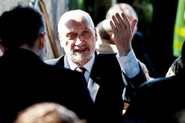 Antoni Macierewicz nie skąpi pieniędzy pracownikom podległym Ministerstwu Obrony Narodowej.