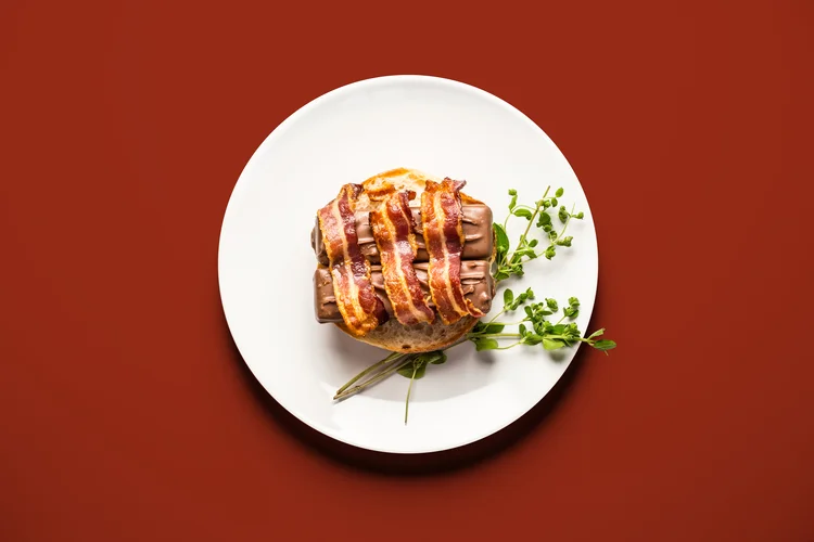 Burger z batonikami i bekonem