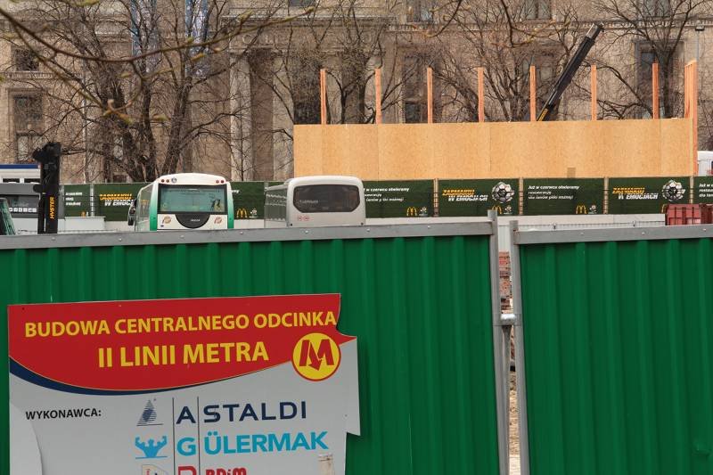 Budowa drugiej linii metra w pobliżu strefy kibica. Dojście do niej skutecznie ograniczają ogrodzenia postawione przez budowlańców