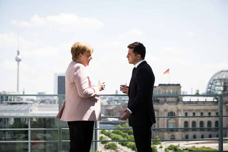 Kanclerz Merkel dostała drgawek podczas przywitania prezydenta Ukrainy.