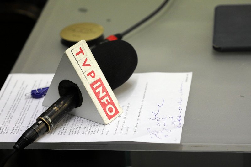 Dziennikarze TVP Info gorąco komentują kłopoty władzy.