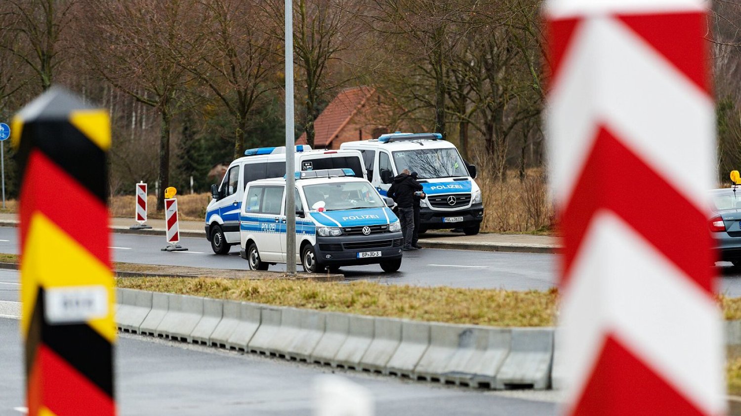 Afera wizowa. Imigranci przekraczają nielegalnie granicę Polski z Niemcami i resztą UE.