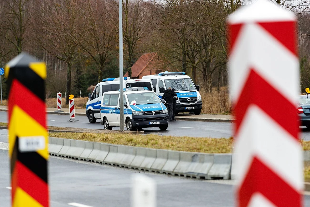 Afera wizowa. Imigranci przekraczają nielegalnie granicę Polski z Niemcami i resztą UE.
