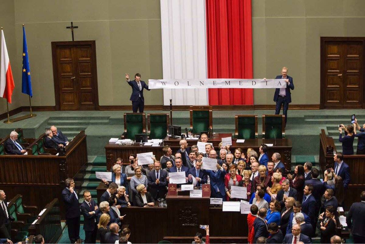 Opozycja nadal okupuje Salę Obrad. Jeśli rozpocznie rozmowy z PiS. Przegramy wszyscy.