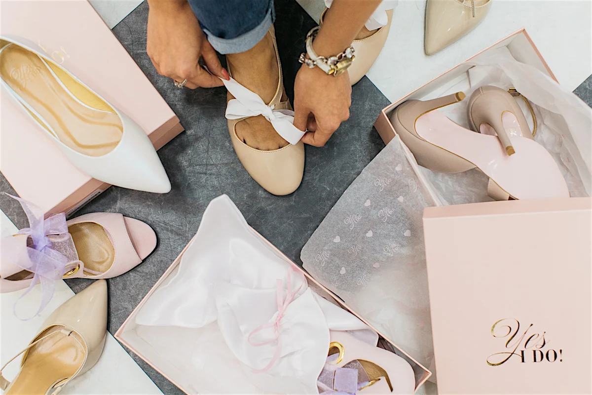 Wszystkie buty marki Yes, I do mają charakterystyczne różowe podeszwy i są elegancko zapakowane.