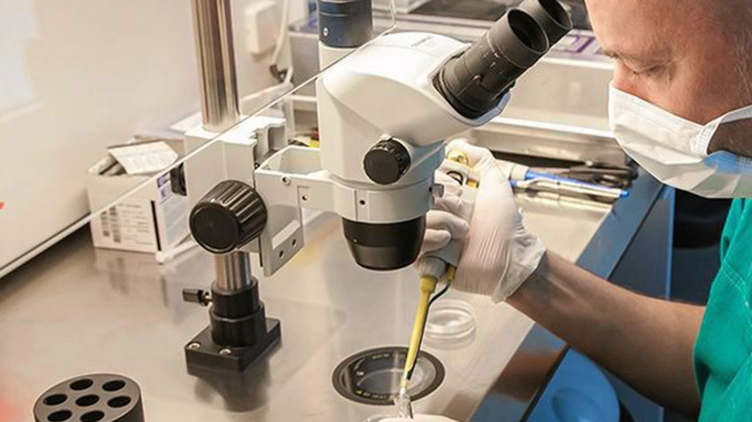 Politycy tłumaczą się z decyzji o niefinansowaniu in vitro.