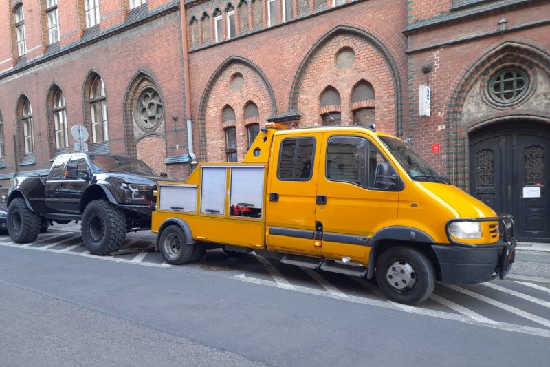 Ford Super Duty prawie pokonał Straż Miejską w Bydgoszczy. Holowanie tego samochodu trwało niemal 3 godziny