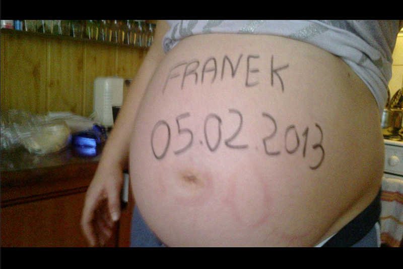 Matki I Kwartału umieszczają na Facebooku zdjęcia brzuchów z datą urodzenia i imieniem ich dziecka.