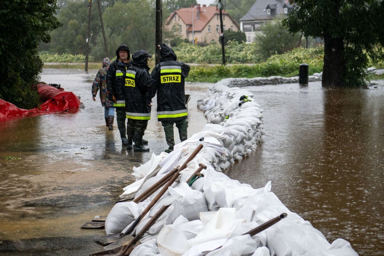 Trwa akcja ratownicza. Strażacy walczą z powodzią, jednak akcja ewakuacyjna jest utrudniana