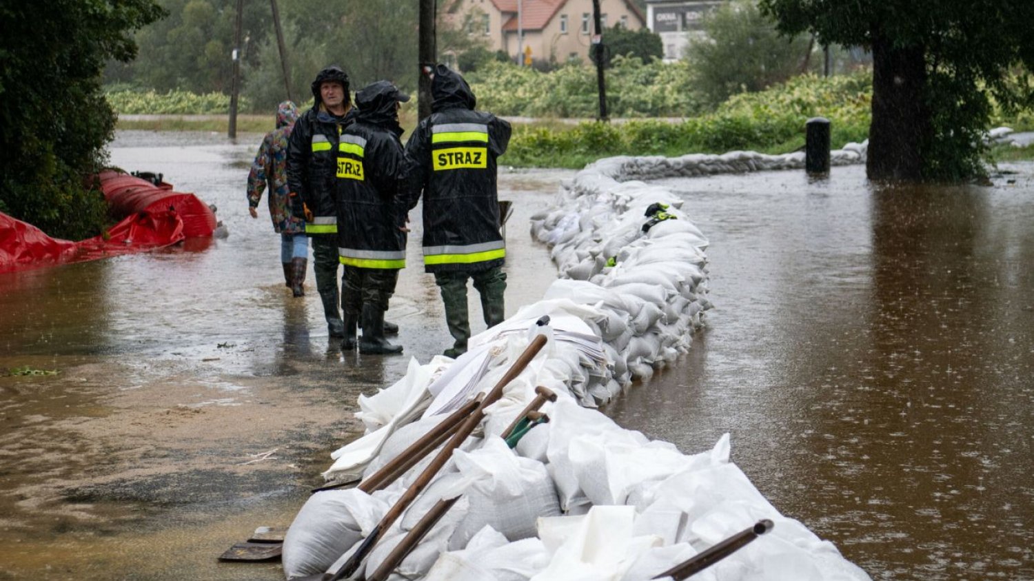 Trwa akcja ratownicza. Strażacy walczą z powodzią, jednak akcja ewakuacyjna jest utrudniana