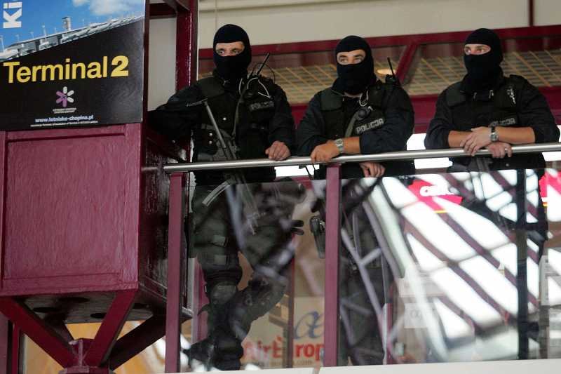 Pirotechnicy muszą sprawdzić każdy podejrzany pakunek pozostawiony na lotnisku. Na zdjęciu podwyższony alert po zamachach bombowych w Londynie.