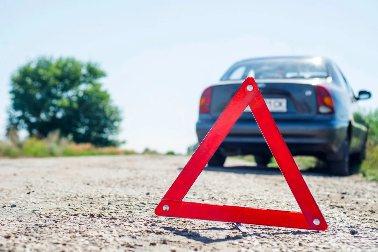Niektóre polisy OC oferowane na polskim rynku sprzedawane są kierowcom w pakiecie z odpowiednio przygotowanym programem pomocy na drodze, obejmującym holowanie auta, wynajem samochodu zastępczego czy wymianę uszkodzonego koła