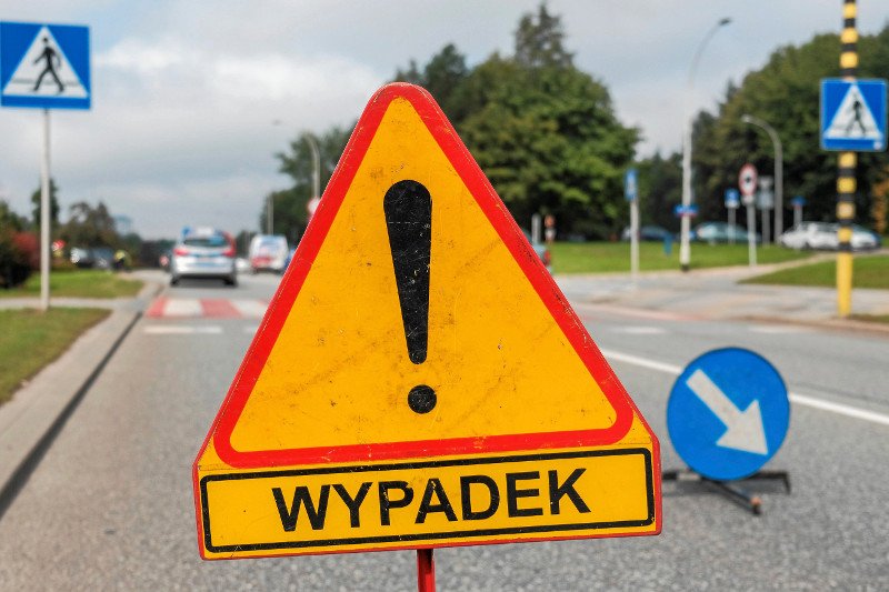 Drużba i świadek jechali na ślub. Zginęli na prostym odcinku drogi, gdy ich samochód nagle zjechał do rowu. (zdjęcie poglądowe)