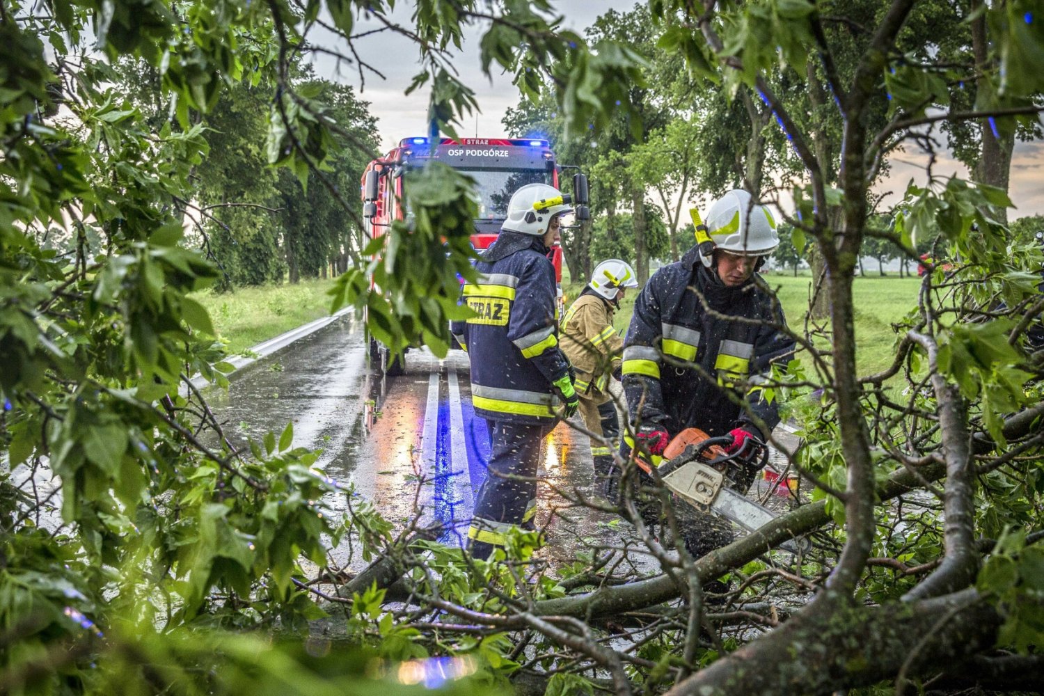 Alert III stopnia dla części kraju. Do Polski nadchodzą niebezpieczne burze i nawalne opady