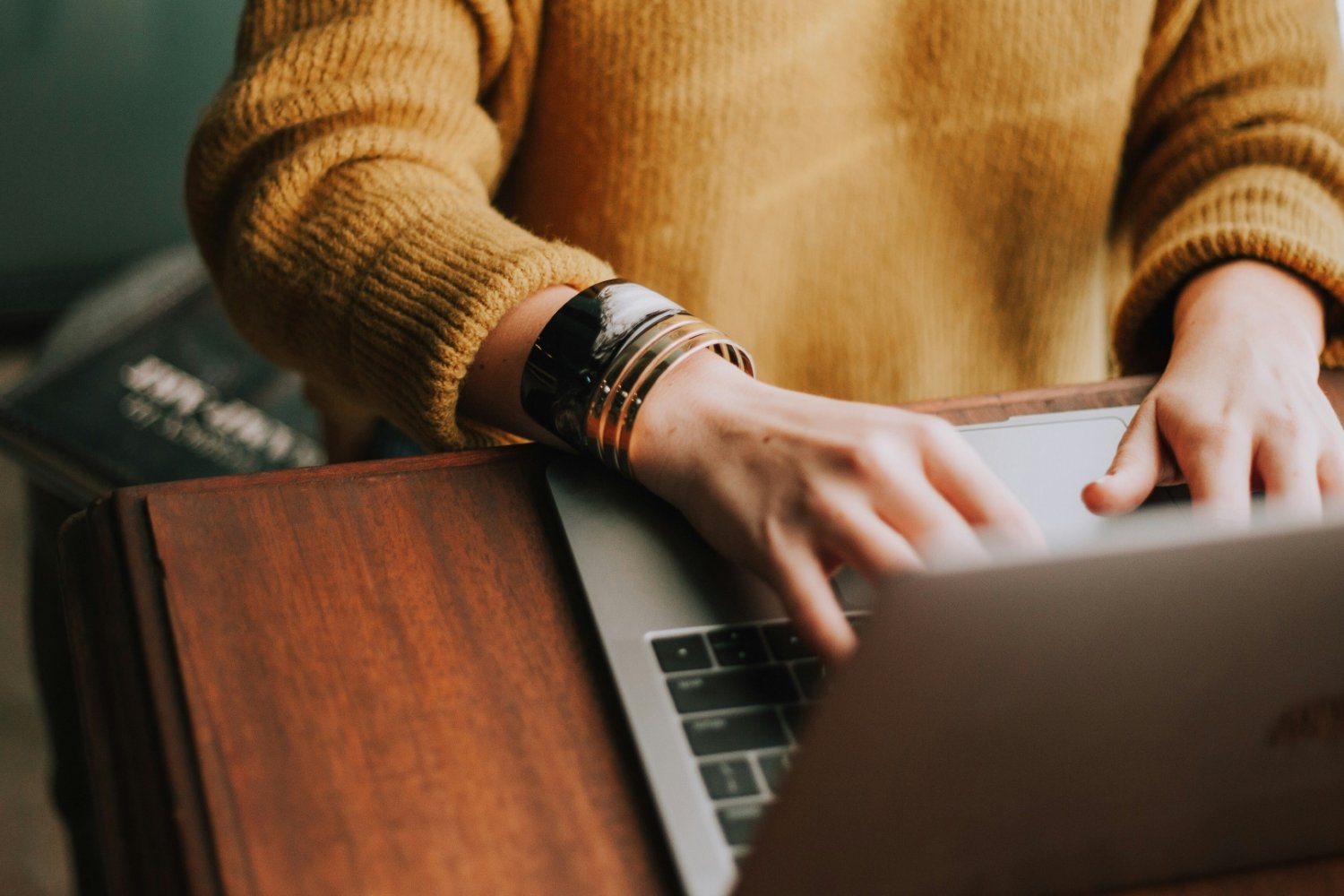 Platformy handlowe stają się głównym punktem startowym zakupów online – już 45% internautów rozpoczyna poszukiwania od marketplace’ów. Na czele pozostaje Allegro.