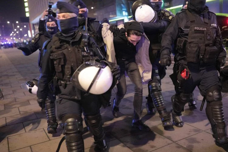 Nie będzie śledztwa ws. pobicia przez policjantów uczestnika strajku kobiet.