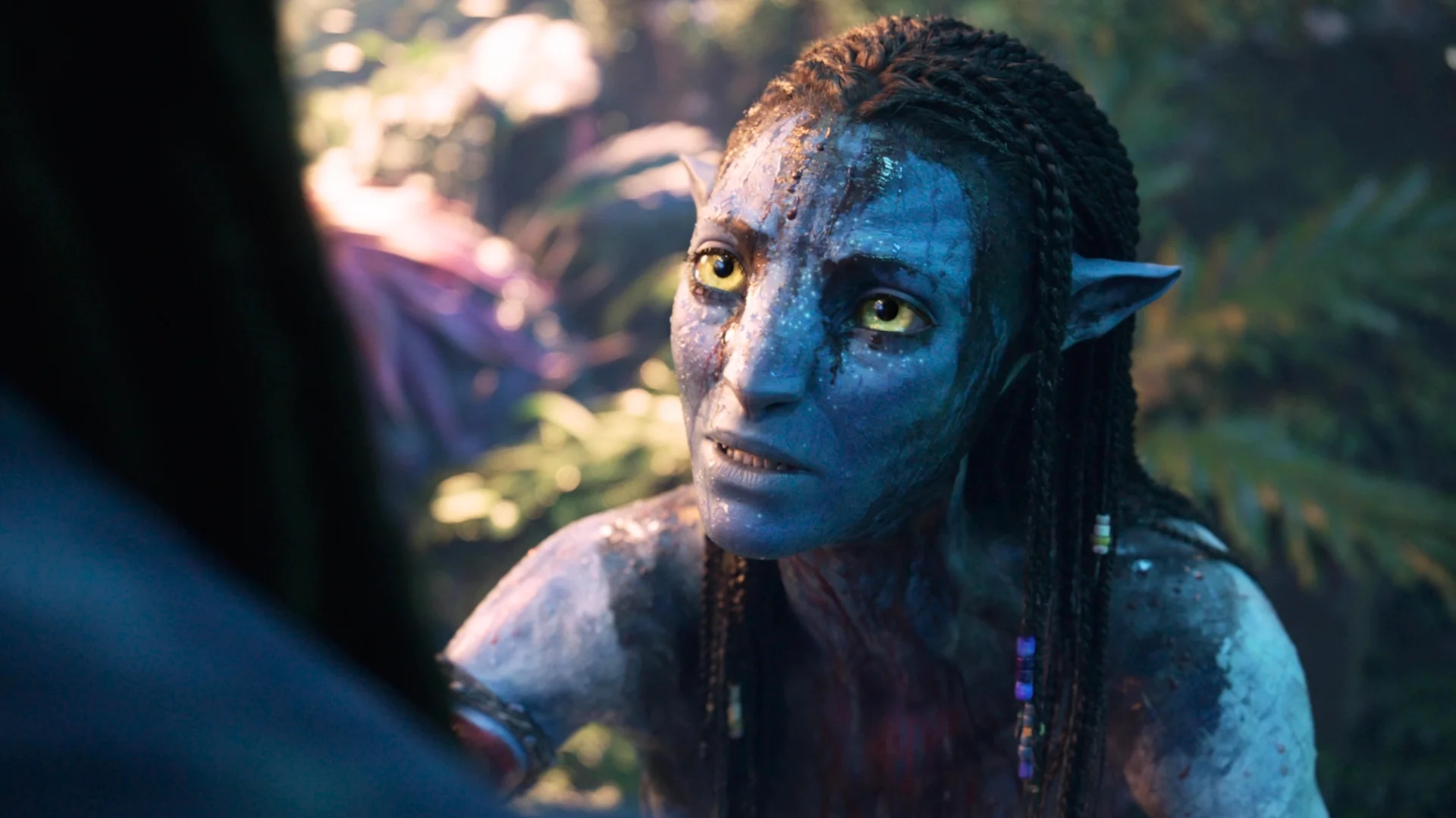 Zoe Saldaña jako Neytiri w filmie "Avatar: Ogień i popiół"