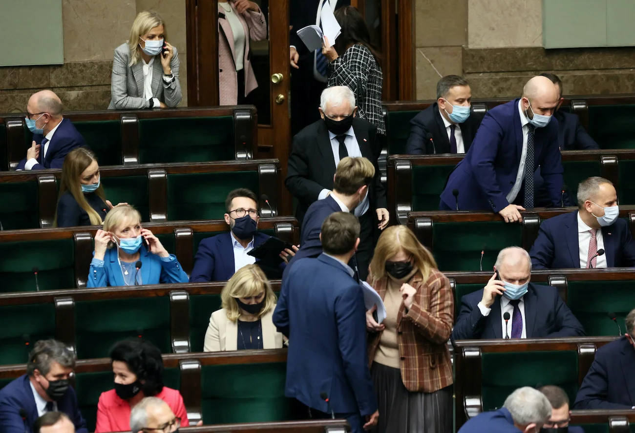 Posłowie PiS powiedzieli naTemat, co sądzą o wiceministrze Łukaszu Mejzie, wokół którego piętrzą się oskarżenia rodziców chorych dzieci i rzekomo oszukanych współpracowników. Posłowie PiS powiedzieli naTemat, co sądzą o wiceministrze Łukaszu Mejzie, wokół którego piętrzą się oskarżenia rodziców chorych dzieci i rzekomo oszukanych współpracowników.