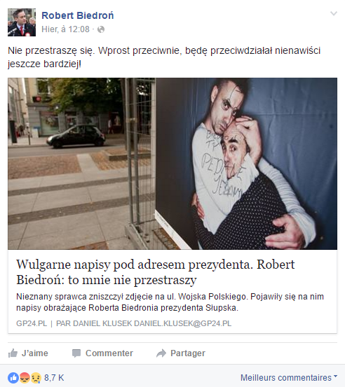 Słupsk. Na plakacie przedstawiającym obejmujących się aktorów - ojca i syna - ktoś napisał "Biedroń, ty pedale je***y!".