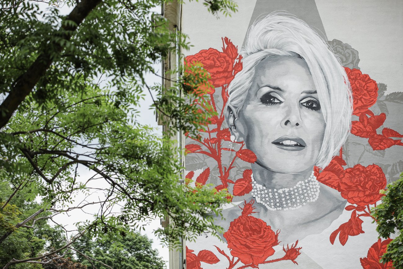 Hołd dla zmarłej Kory Sipowicz. Mural z wizerunkiem artystki na Bielanach