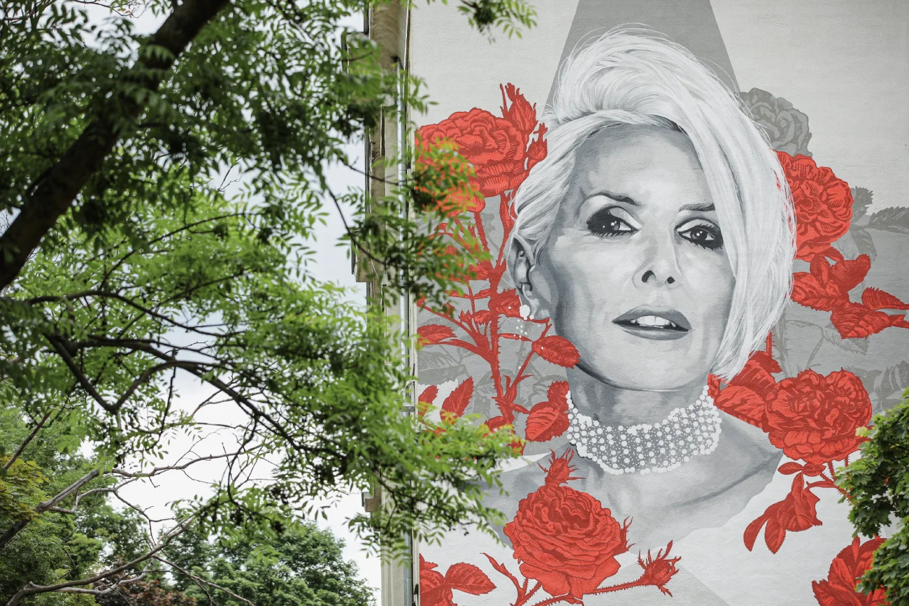 Hołd dla zmarłej Kory Sipowicz. Mural z wizerunkiem artystki na Bielanach