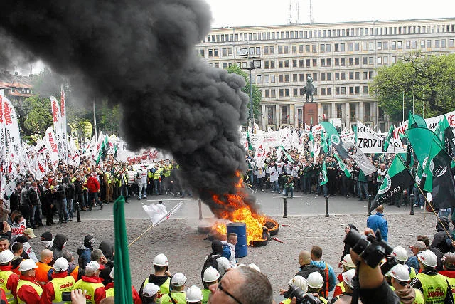 Politycy mieli na to proste rozwiązanie. Trzymajmy nierentowne, państwowe firmy i niech podatnik dopłaci do strat.