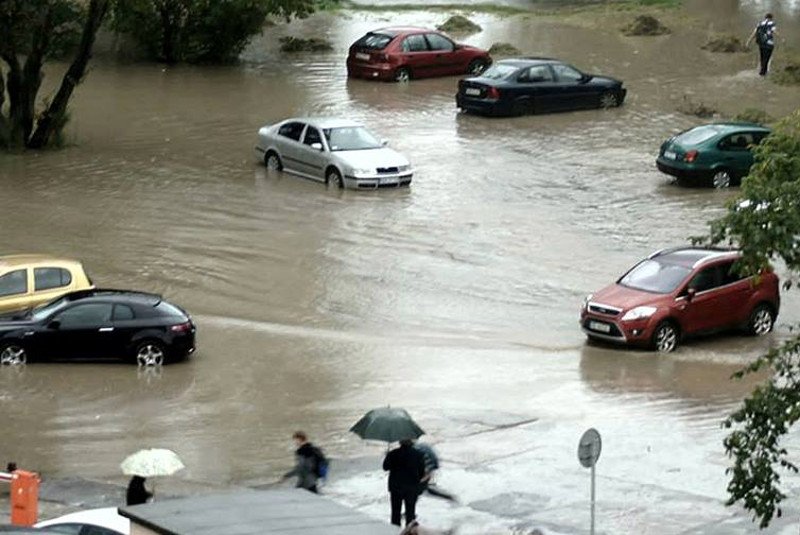 Ciekawe, ile tym razem wojsku zajmie przyjazd. Prezydent zalanego po ulewach Elbląga prosi o pomoc żołnierzy. Na zdjęciu z profilu Info Meteo - Elbląg można zobaczyć, jak wygląda w mieście Plac Grunwaldzki.