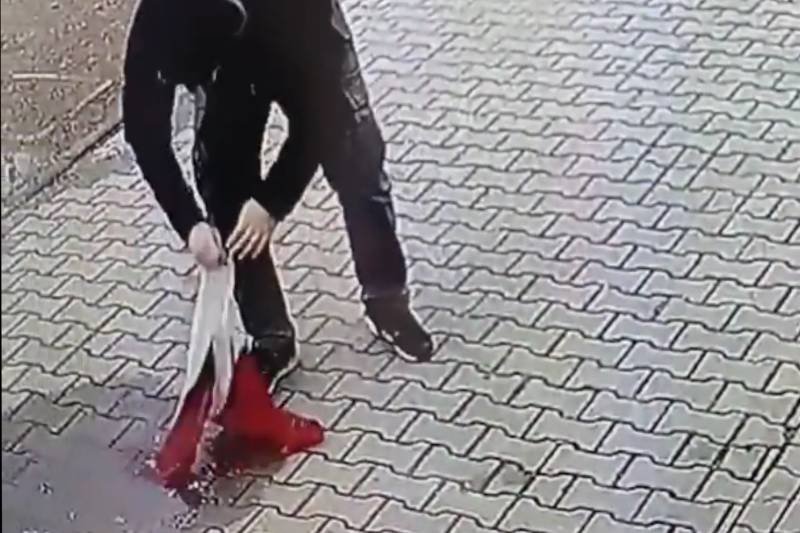 Kamera monitoringu z Radomia uchwyciła budujące zachowanie pewnego mężczyzny wobec flagi Polski.