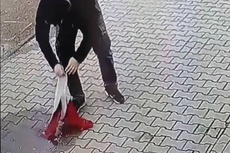 Kamera monitoringu z Radomia uchwyciła budujące zachowanie pewnego mężczyzny wobec flagi Polski.