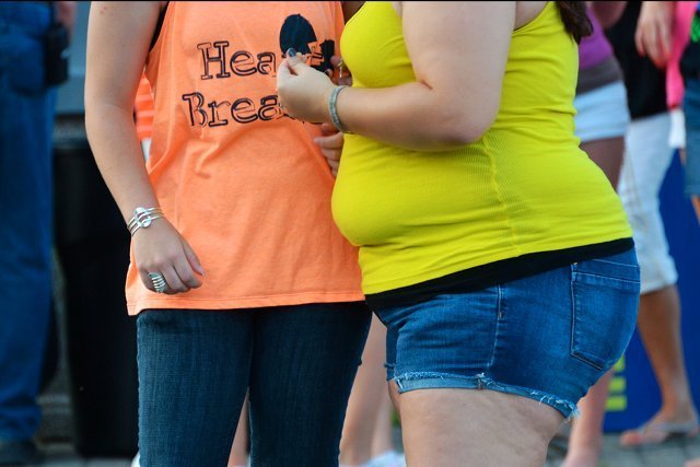 Posłowie chcą walczyć z otyłością u dzieci. "Śmieciowe jedzenie musi zniknąć ze szkół" - apelują