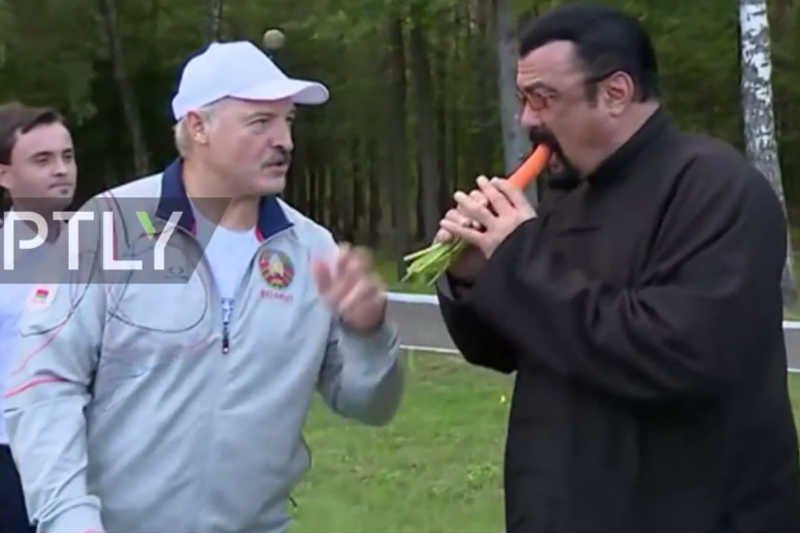 Aktor Steven Seagal został nakarmiony marchewką przez prezydenta Białorusi Aleksandra Łukaszenkę.