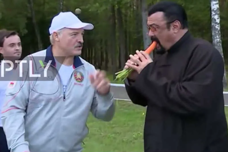 Aktor Steven Seagal został nakarmiony marchewką przez prezydenta Białorusi Aleksandra Łukaszenkę.