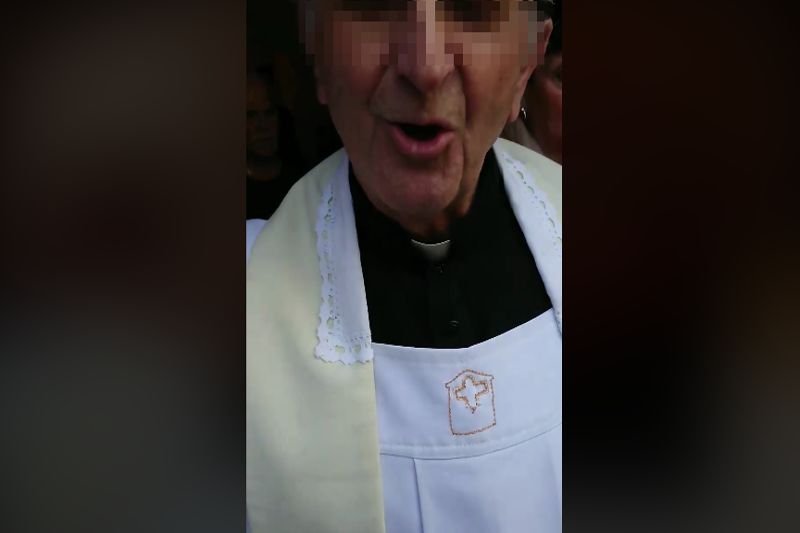 Pan Mateusz z Płocka nagrał, jak ksiądz rzymskokatolicki wyrzuca go z kościoła.