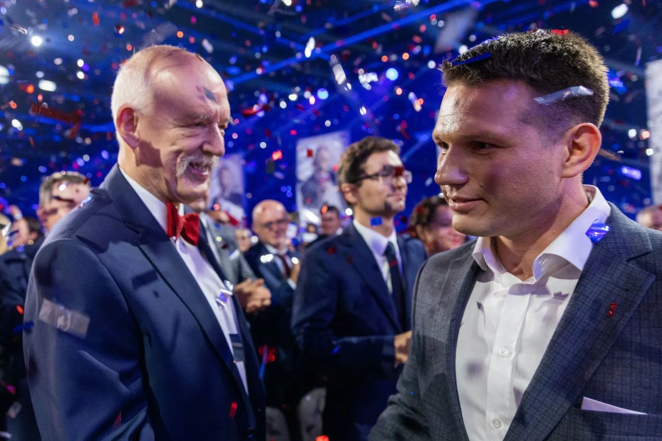 Janusz Korwin-Mikke i Sławomir Mentzen na konwencji Konfederacji. Janusz Korwin-Mikke i Sławomir Mentzen na konwencji Konfederacji.