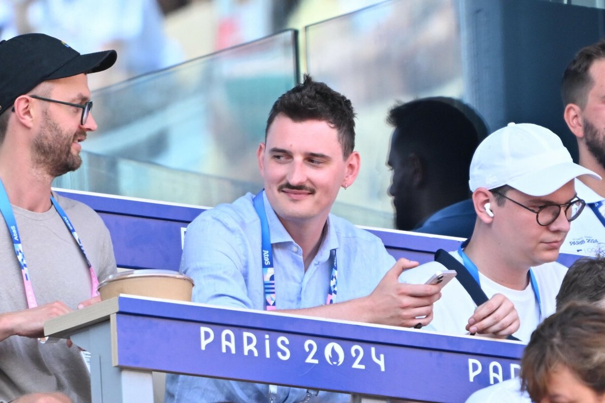 Podsiadło pojawił się na meczu Świątek. Piosenkarz pełni ważną rolę na IO.