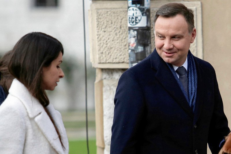 Marta Kaczyńska i Andrzej Duda pojawili się dziś rano na Wawelu. Złożyli kwiaty na sarkofagu Lecha i Marii Kaczyńskich.