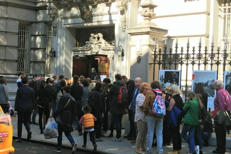 Kolejka przed konsulatem w Nowym Jorku, aby oddać głos w wyborach parlamentarnych.