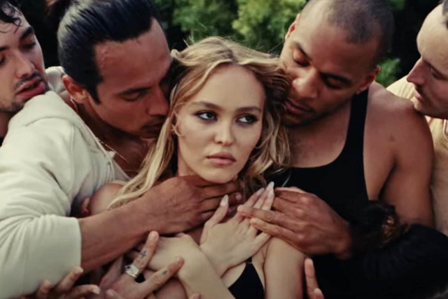 Serial "Idol" z Lily Rose Depp znalazł się w ogniu krytyki przez usuniętą scenę z prośbą o gwałt. Serial "Idol" z Lily Rose Depp znalazł się w ogniu krytyki przez usuniętą scenę z prośbą o gwałt.