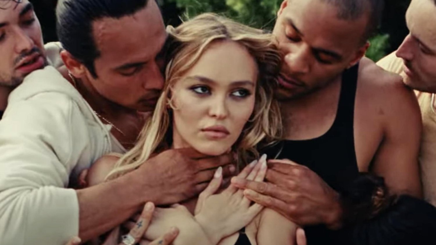 Serial "Idol" z Lily Rose Depp znalazł się w ogniu krytyki przez usuniętą scenę z prośbą o gwałt. Serial "Idol" z Lily Rose Depp znalazł się w ogniu krytyki przez usuniętą scenę z prośbą o gwałt.