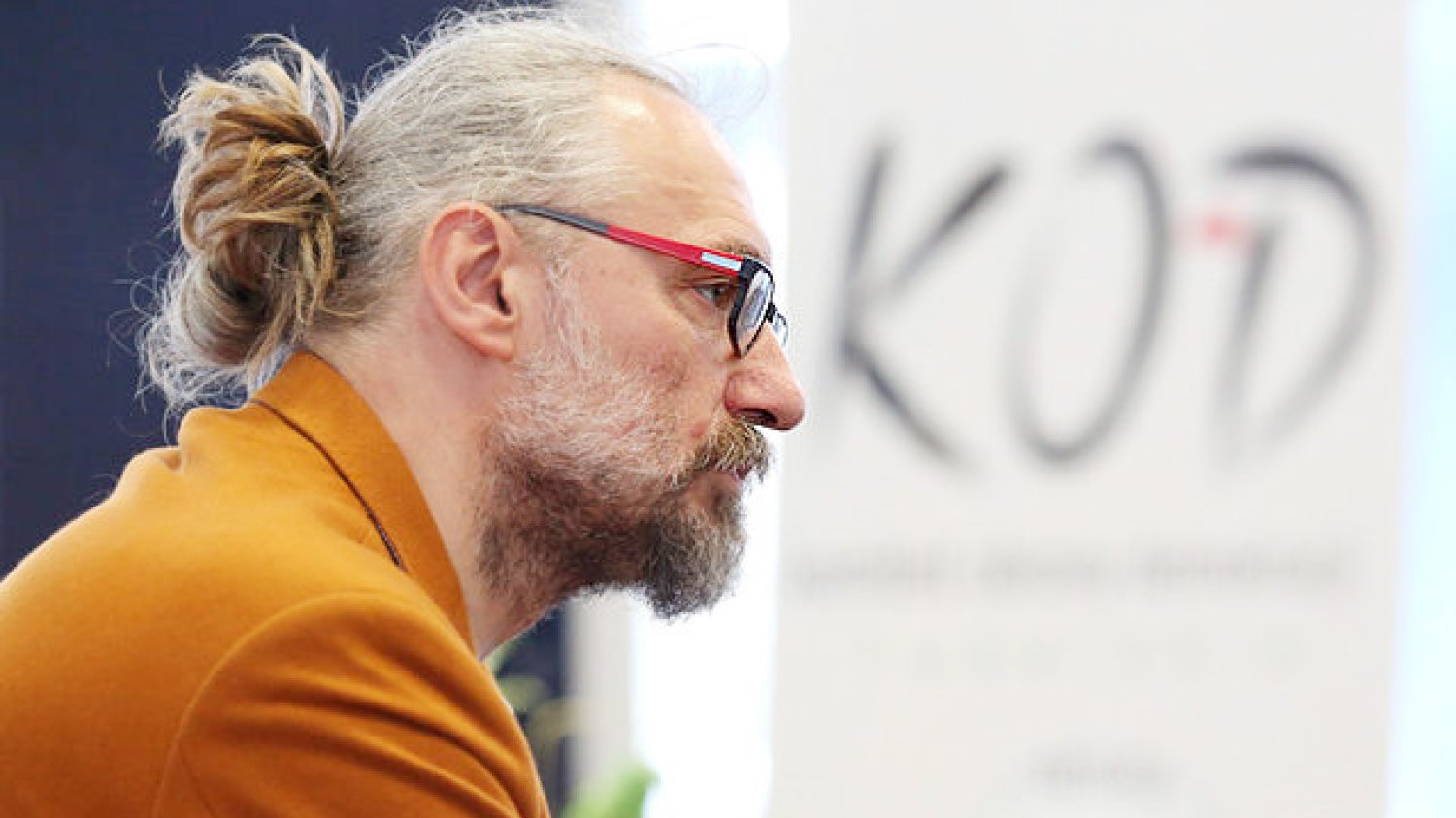 Były lider KOD Mateusz Kijowski usłyszał zarzuty związane z poświadczeniem nieprawdy w fakturach i przywłaszczeniem 121 tys. zł.