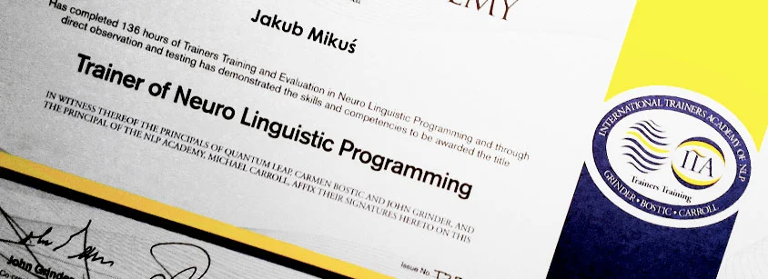 Tak wygląda certyfikat trenera NLP, który posiada Mikuś.
