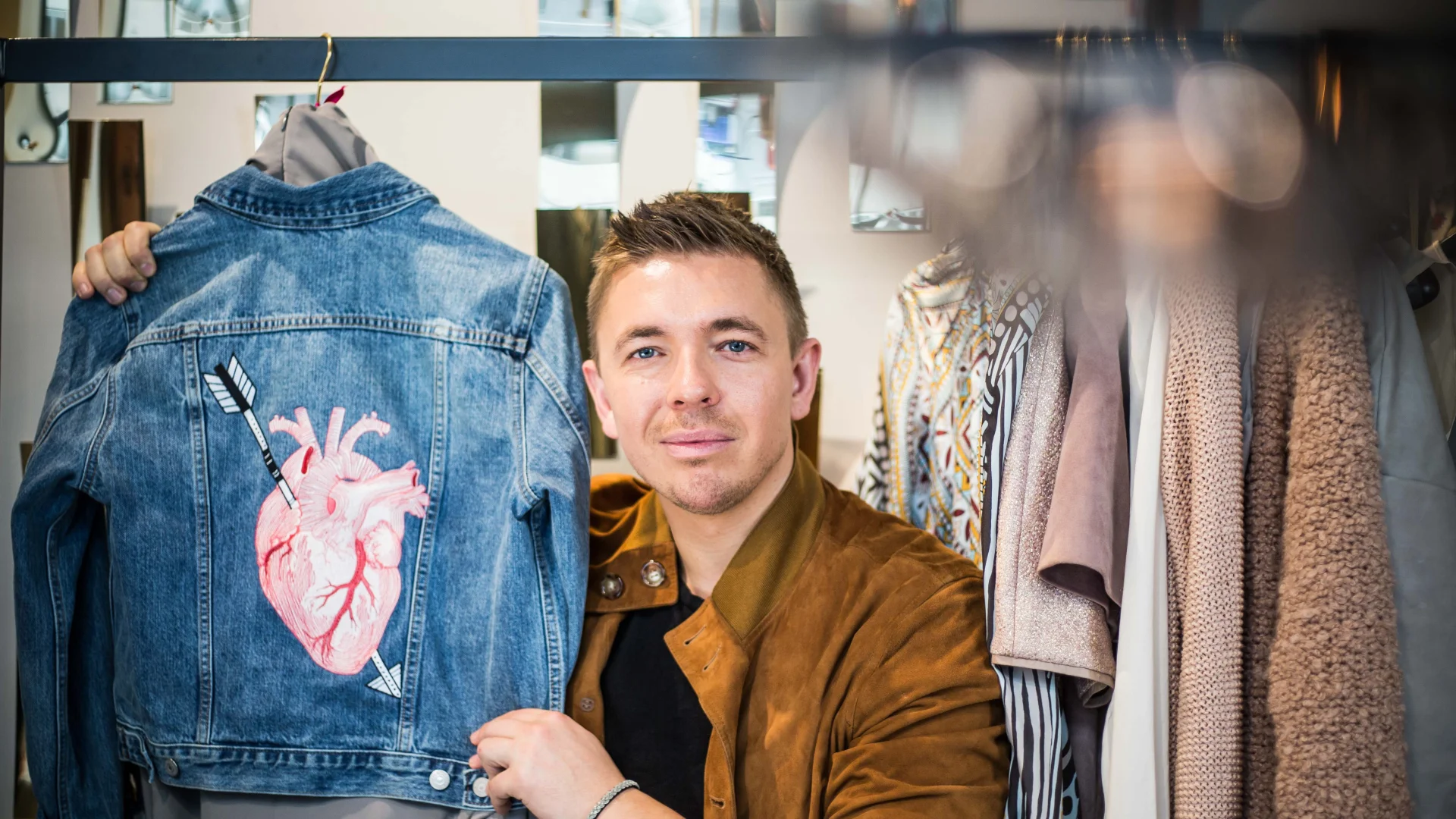 Łukasz Jemioł ze spersonalizowaną przez siebie kurtką Levi's.
