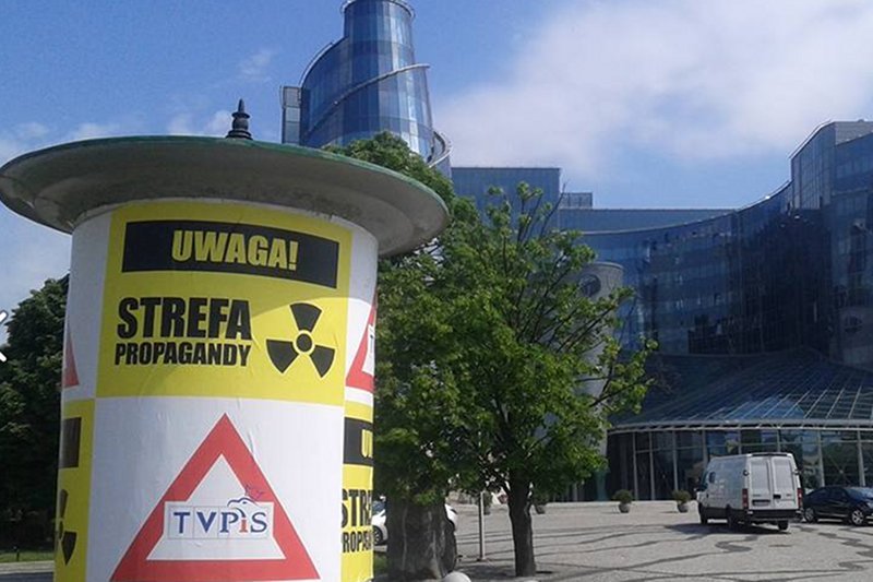 Oskarżenia o upartyjnienie mediów publicznych padały już wielokrotnie. Teraz doszło do nietypowej akcji plakatowej pod oknami TVP.