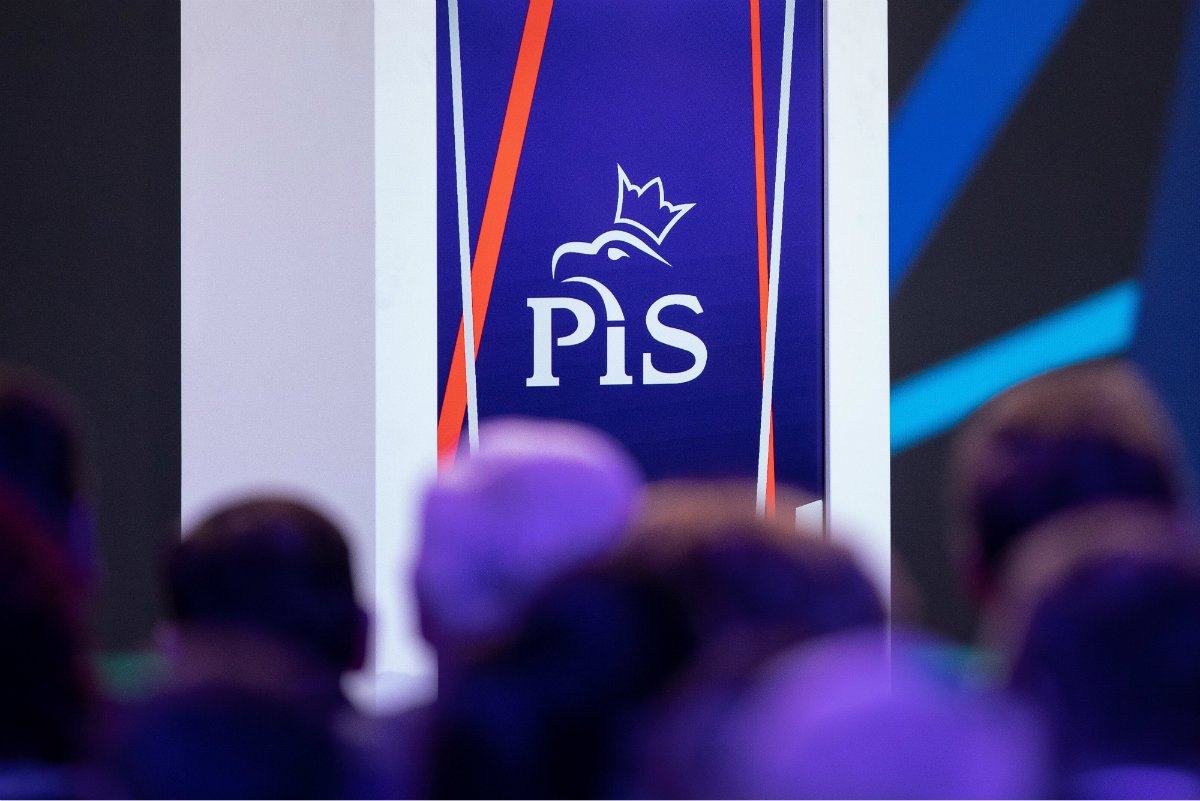 Radny PiS z Wołomina miał próbować załatwić pracę samorządowiec z konkurencyjnego klubu w zamian za zmianę barw - na PiS.