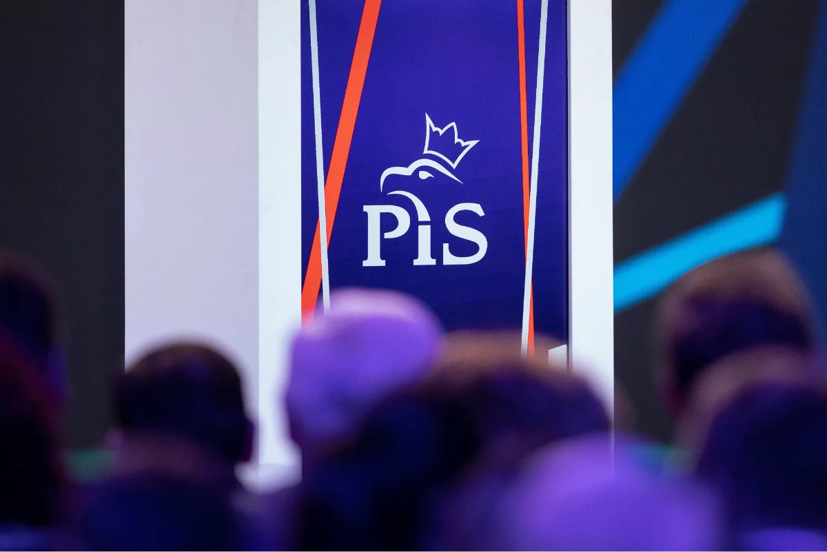 Radny PiS z Wołomina miał próbować załatwić pracę samorządowiec z konkurencyjnego klubu w zamian za zmianę barw - na PiS.